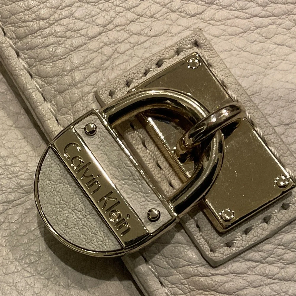 CAVIN KLEIN  Crossbody Bag Off White Leather Gold Chain Strap